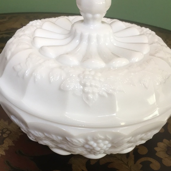 Vintage Westmoreland Grape Milk Large Glass Candy Dish With Lid Signed - Picture 5 of 16